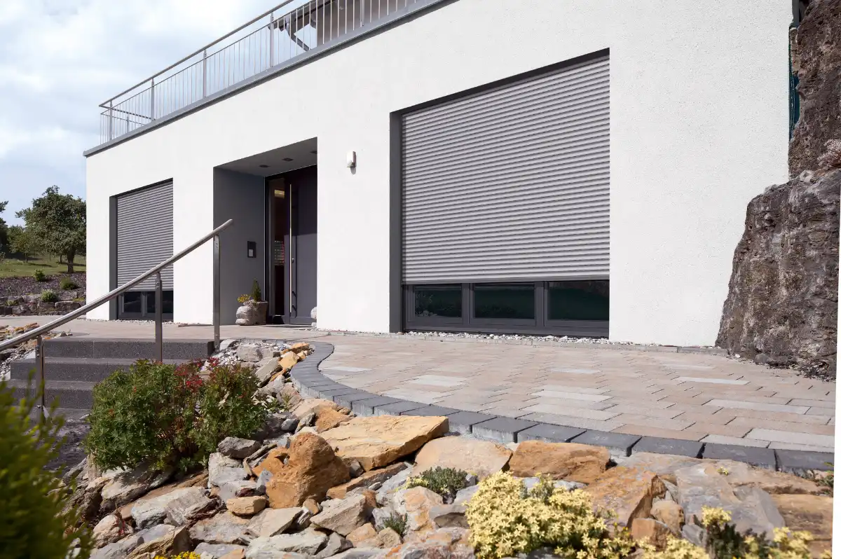 Modernes Einfamilienhaus mit Rollläden Modernes Einfamilienhaus mit geschlossenen Rollläden und gepflegtem Vorgarten