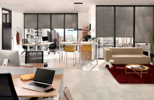 Modernes Büro mit grauen Innenrollos