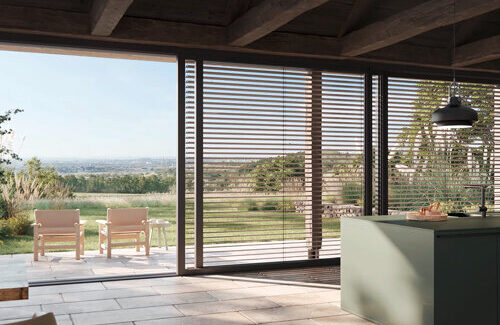 Moderne Innenarchitektur mit Blick auf die Natur durch große Fenster