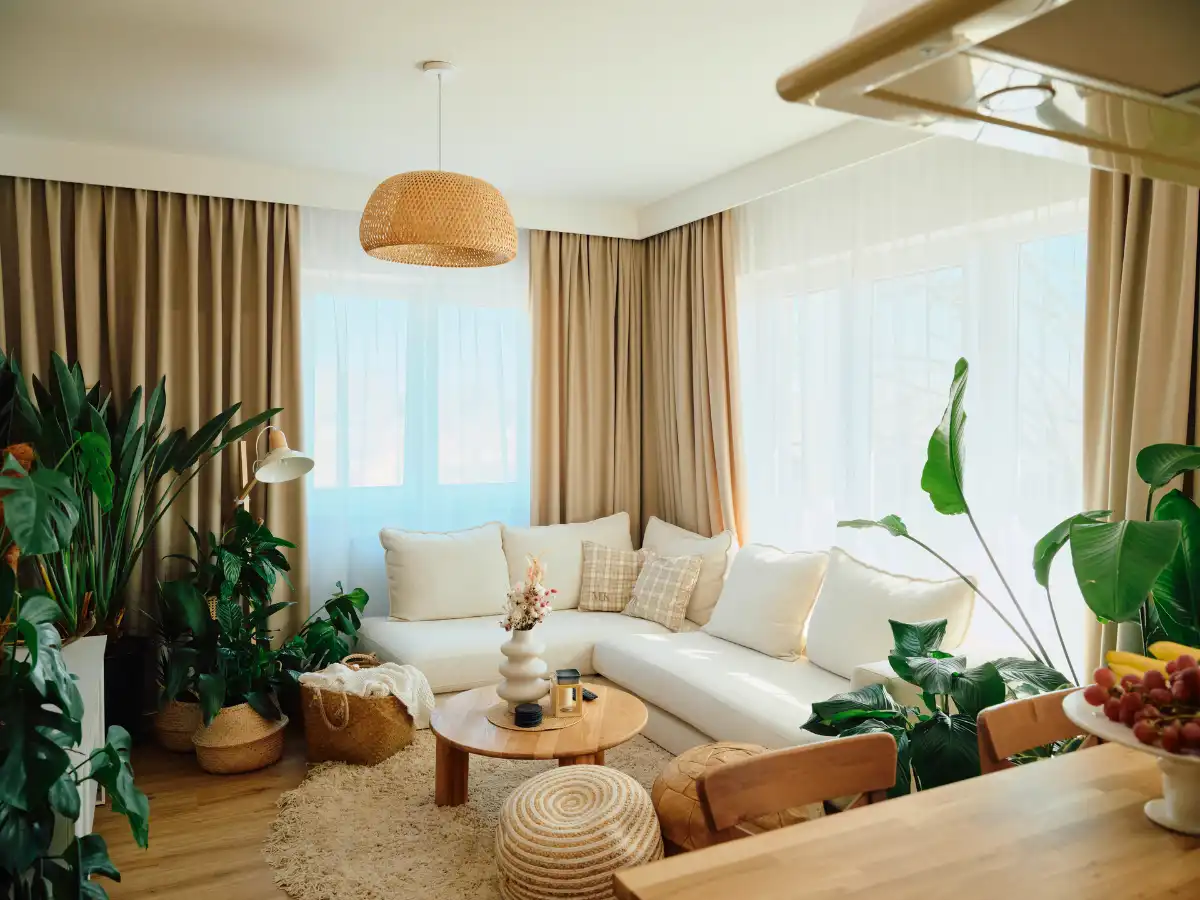 Vorhänge Modernes Wohnzimmer mit Vorhängen und gemütlicher Einrichtung